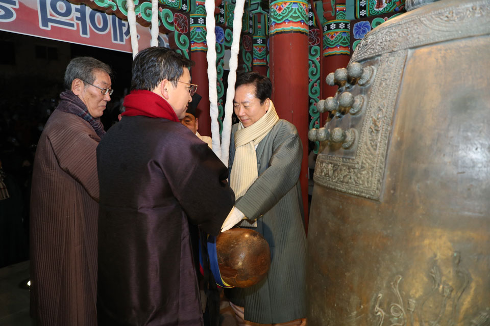 ▲안동 웅부공원에서 2022년을 마무리하고 다가오는 2023년 계묘년(癸卯年), 검은 토끼의 해를 맞아 제야의 종 타종행사가 열렸다.(사진 안동시청 제공.2023.01,01)