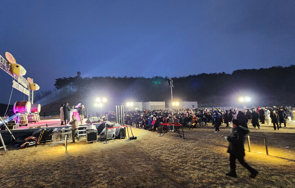 ▲안동시 도산면 안동국제컨벤션센터 옥상 정원에서 바라본 2023년 해맞이.(사진 권기상 기자.2023.01.01)