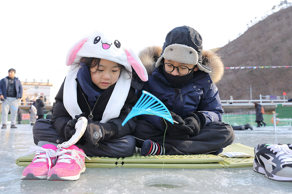 ▲안동 암산얼음축제 빙어낚시.(사진 안동시청 제공.2023.01.04)