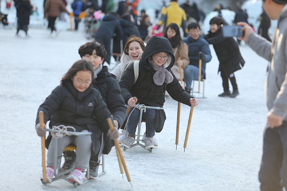 ▲암산얼음축제.(사진 안동시청 제공.2023.01.11)