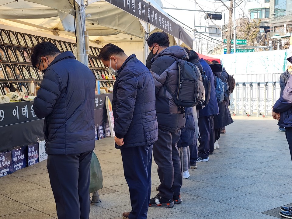 ▲10.29 이태원참사 희생자 합동 분향소에 더불어민주당 경북도당 주요 당직자들이 찾아 추모했다.(사진 더불어민주당 경북도당 제공.2023.01.11)