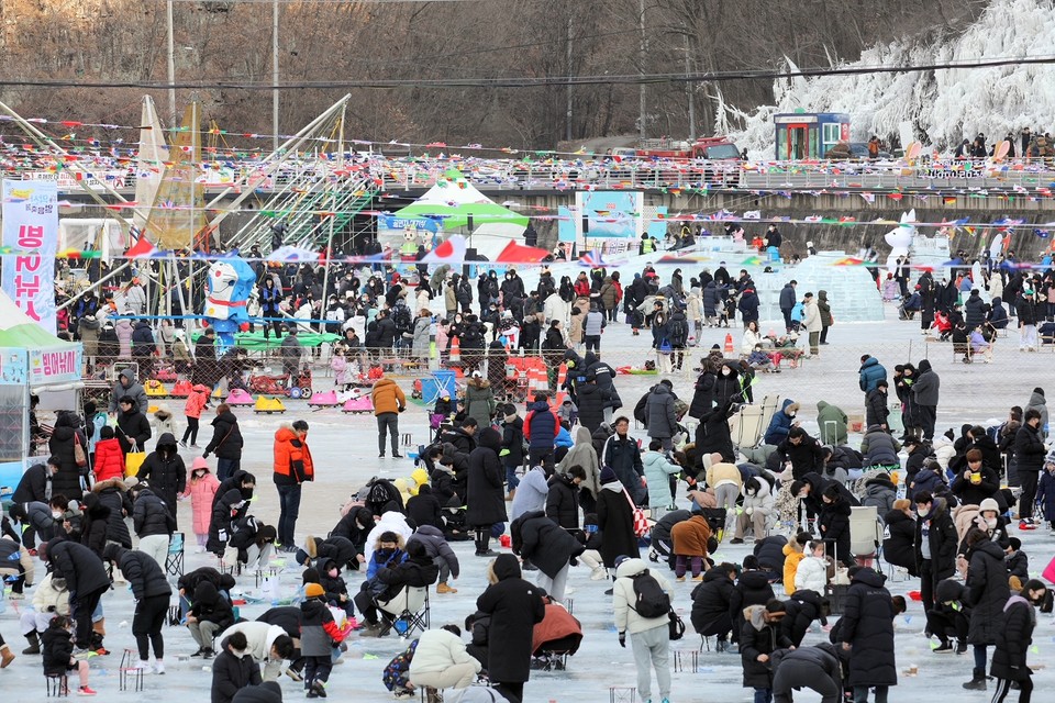 ▲지난 28일 개막한 안동암산얼음축제에 지난 주말 10만 인파가 방문해 썰매타기, 빙어낚시 등 겨울 놀이 체험 삼매경에 빠졌다.(사진 안동시청 제공.2023.01.31)