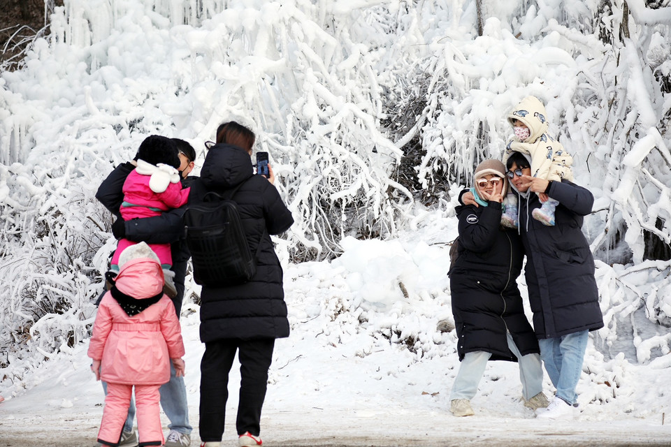 ▲안동암산얼음축제장에 마련된 빙벽 포토존.(사진 안동시청 제공.2023.01.31)