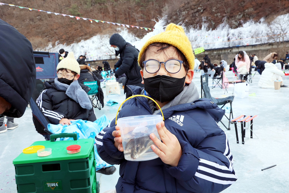 ▲안동암산얼음축제장에서 잡은 빙어.(사진 안동시청 제공.2023.01.31)