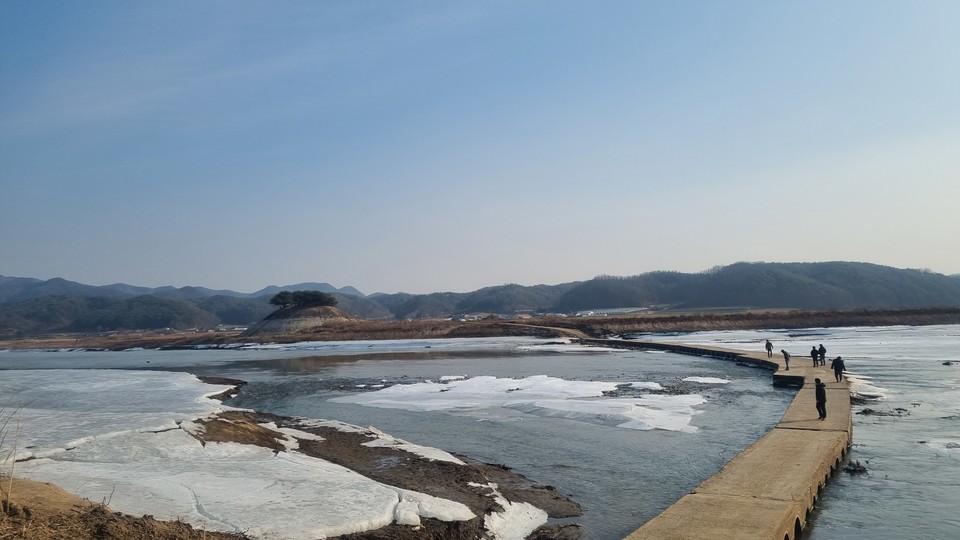 ▲안동 도산서원과 시사단 사이 세월교가 모습을 드러냈다.(사진 안동시청 제공.2023.02.02)