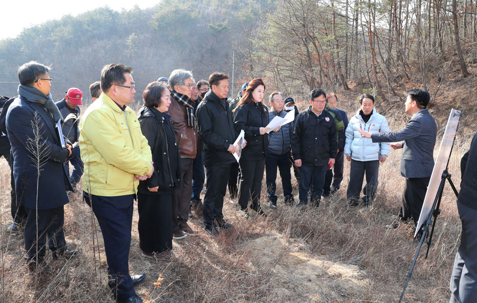 ▲안동시의회 경제도시위원회는 도산면 온혜1리 돈사 허가 변경 관련 현장을 찾아 민원 해소방안을 함께 주문했다.(사진 권기상 기자.2023.02.03)