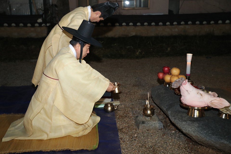 ▲권기창 안동시장이 계묘년 정월대보름을 맞아 ‘안동부 신목제사’를 신목 앞에서 올렸다.(사진 안동시청제공.2023.02.06)