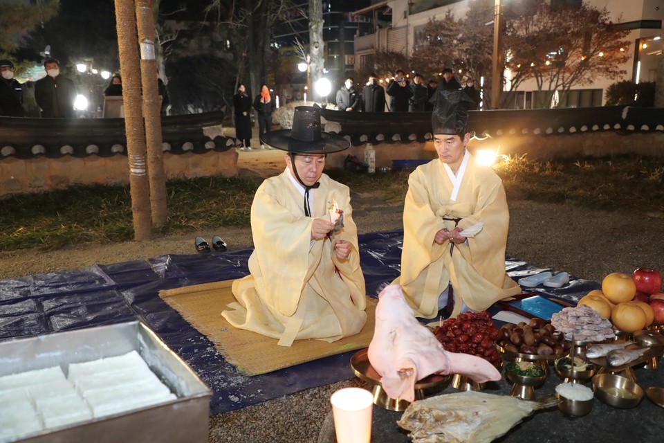 ▲권기창 안동시장이 계묘년 정월대보름을 맞아 ‘안동부 신목제사’를 신목 앞에서 올렸다.(사진 안동시청제공.2023.02.06)