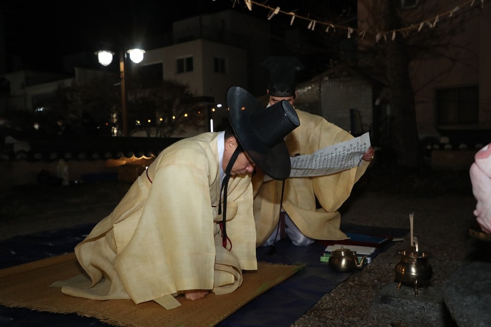 ▲권기창 안동시장이 계묘년 정월대보름을 맞아 ‘안동부 신목제사’를 신목 앞에서 올렸다.(사진 안동시청제공.2023.02.06)