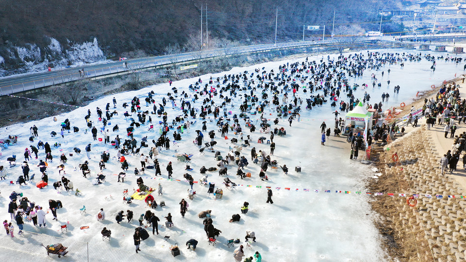 ▲4년만에 열린 안동 암산얼음축제 9일 기간 동안 약 27만여 명이 다녀간 것으로 집계됐다.(사진 안동시청 제공.2023.02.06)