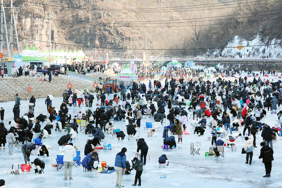 ▲4년만에 열린 안동 암산얼음축제 9일 기간 동안 약 27만여 명이 다녀간 것으로 집계됐다.(사진 안동시청 제공.2023.02.06)