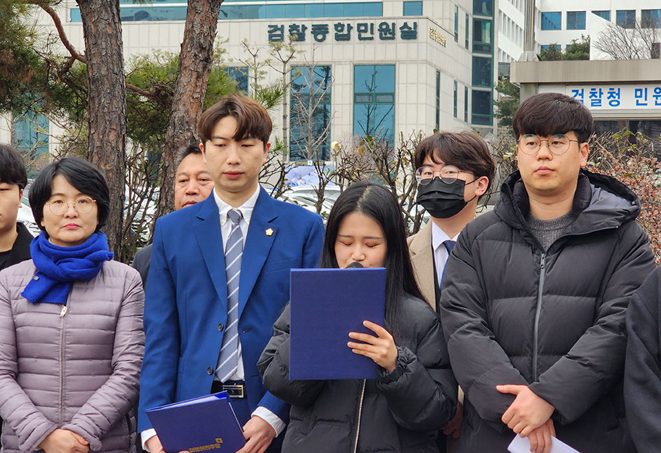 ▲더불어민주당 경북도당 대학생·청년위원회와 대구시당 대학생·청년위원회는 기자회견을 열고 곽상도 전 의원 50억 원 뇌물 수수 의혹 사건의 무죄 판결을 규탄했다.(사진 더불어민주당 경북도당.2023.02.13)