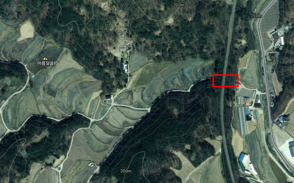 ▲우측 지방도에서 좌측 아름달골로 들어가려면 철도 터널(붉은 사각선)을 통과 해야한다.(사진 카카오맵 캡처 표시)