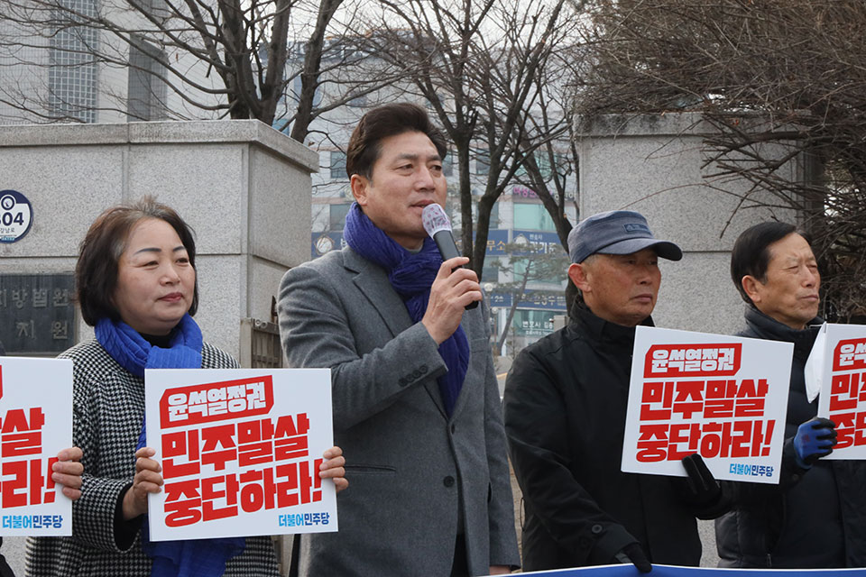 ▲김위한 안동·예천지역위원장은 모두발언에서 윤석열 정권의 공정과 상식을 비판하며 정상적으로 국가를 운영할 수 있도록 힘을 보태 달라고 했다.(사진 권기상 기자)