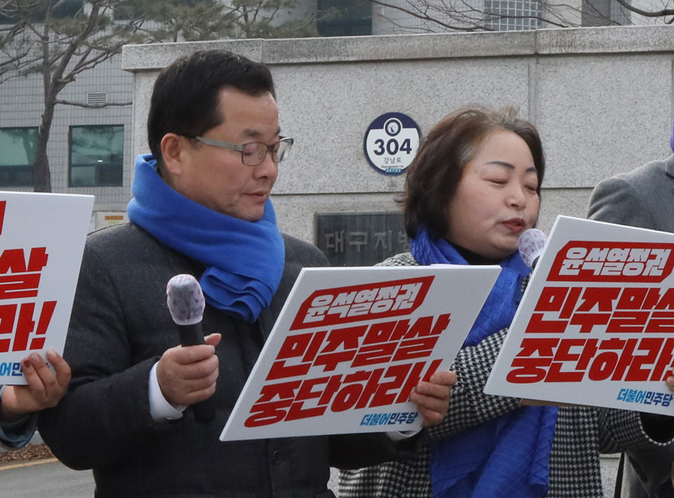 ▲기자회견문을 낭독하는 예천군의회 이동화(좌),안동시의회 정복순 의원.(사진 권기상 기자)