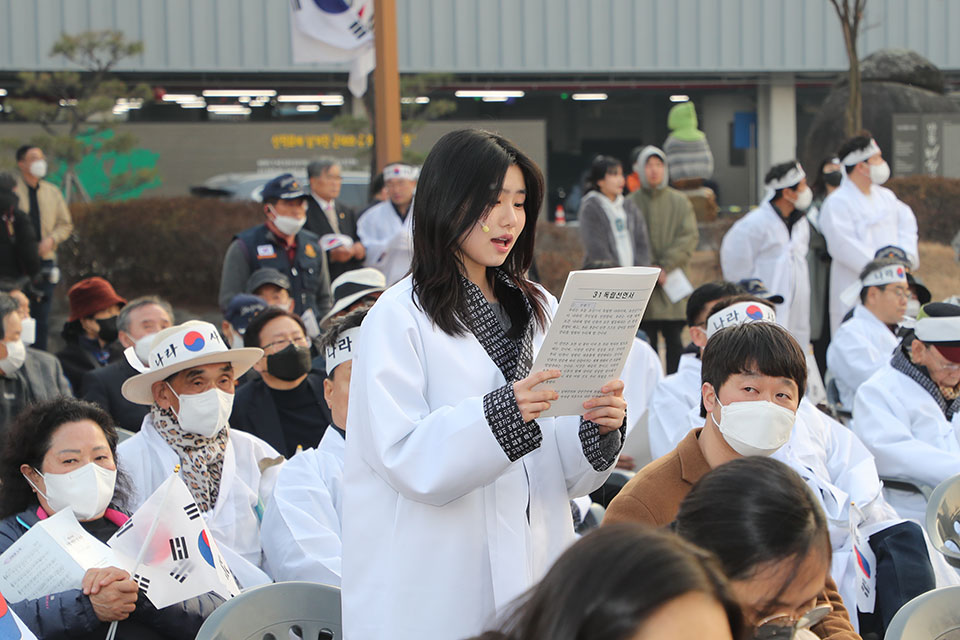 ▲길주중학교 손솔기 학생 등이 기미 독립선언서를 낭독했다.(사진 안동시청 제공)