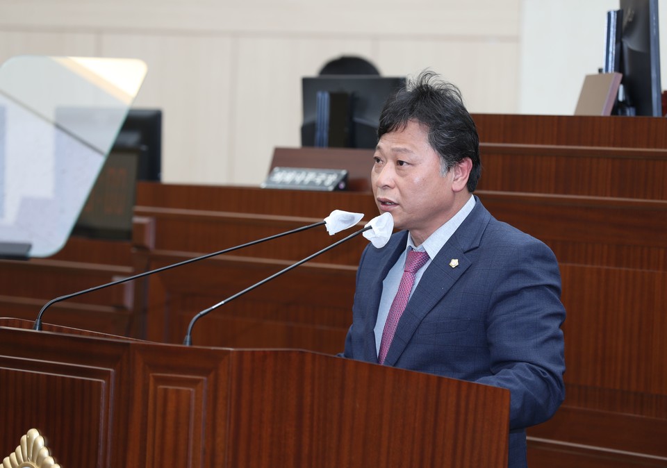 ▲안동시의회 임태섭 의원이 5분 자유발언을 통해 낙동강변 어린이 물놀이장을 사계절 놀이터로 만들자고 제안했다.(사진 안동시의회 제공)
