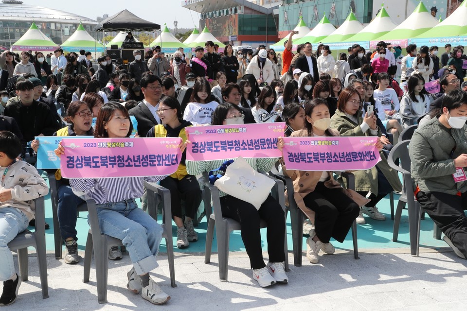 ▲안동평생학습축제가 시민과 학생 등 1만 2천여 명의 열띤 호응 속에 지난 8일부터 9일까지 이틀간 안동탈춤공원에서 개최됐다.(사진 안동시청 제공)