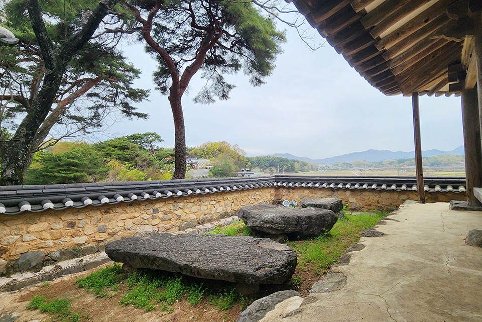 ▲안동시 풍산읍 소산리 입구 봉우리에 세워진 삼구정의 삼귀석(三龜石).(사진 권기상 기자)