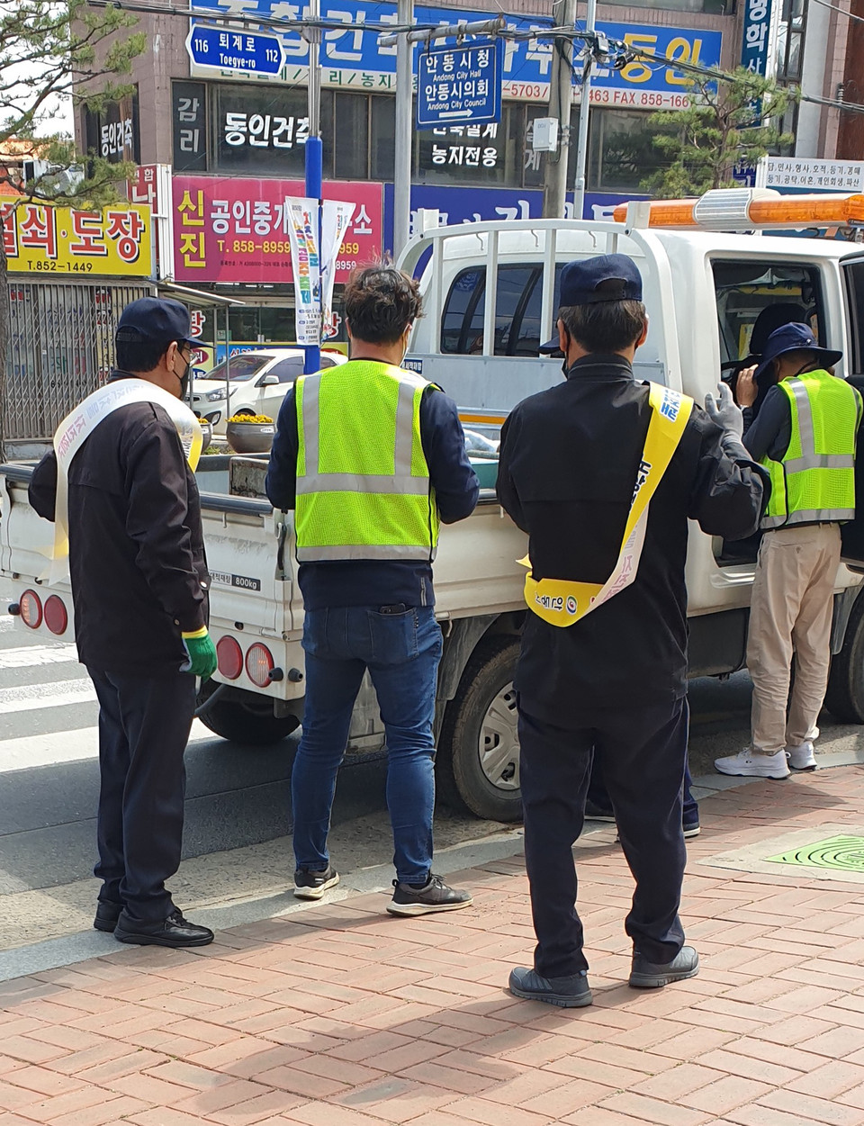▲불법 노상적치물 일제 단속.(사진 안동시청 제공)