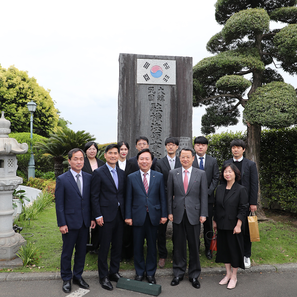 ▲안동시 대표단이 주 요코하마 대한민국총영사관을 방문해 기념사진을 촬영했다.(사진 안동시청 제공)