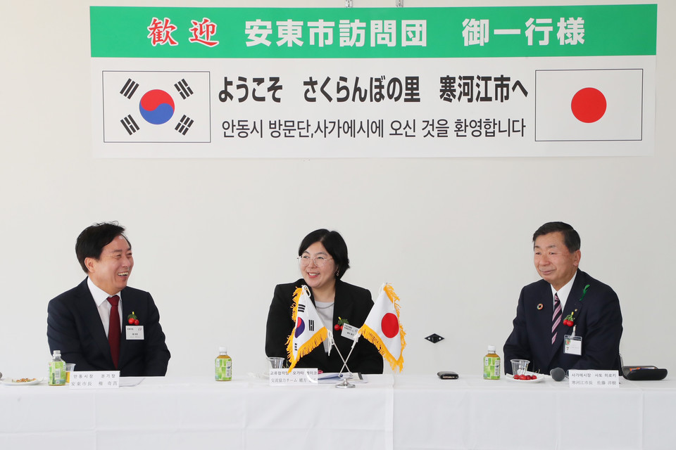 ▲권기창 안동시장을 단장으로 하는 안동시방문단이 일본 야마가타현 사가에시를 방문했다.(사진 안동시청 제공)
