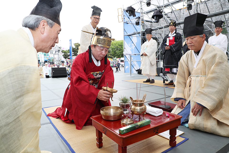 ▲차전장군 노국공주 축제를 알리는 서제에 초헌관으로 참여한 권기창 안동시장.(사진 안동시청 제공)