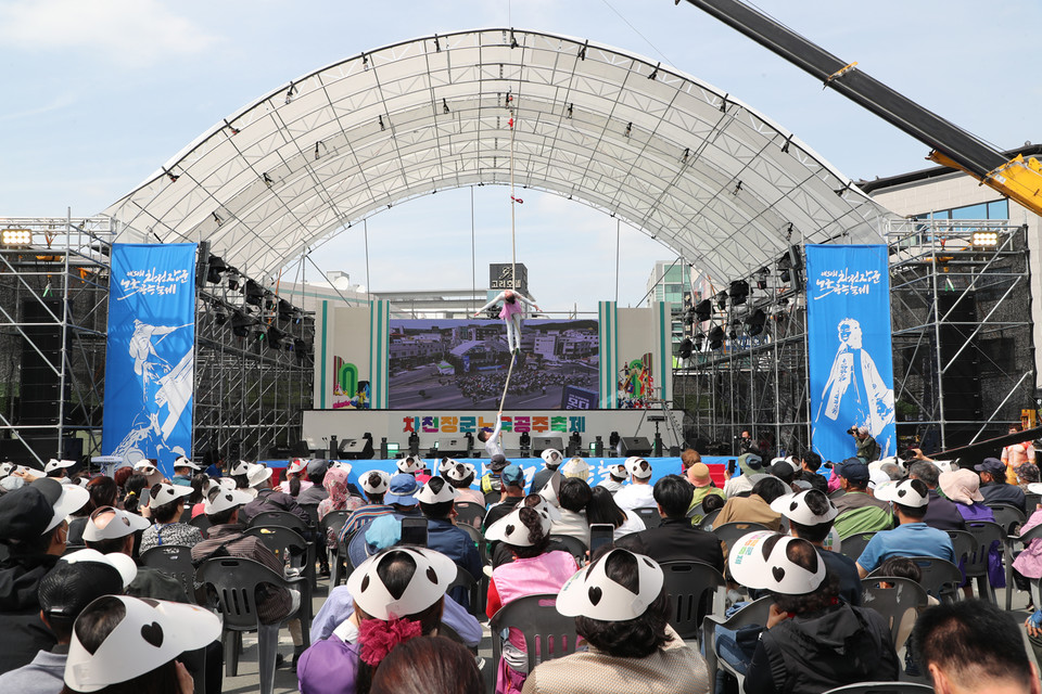 ▲축제 메인무대에서 펼쳐지는 동춘서커스단 공연.(사진 안동시청 제공)