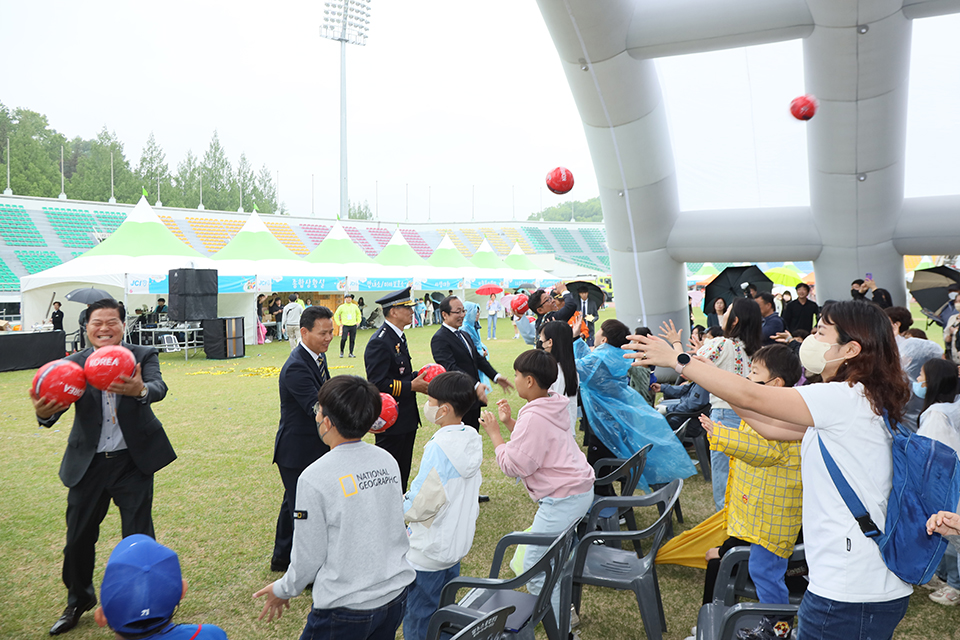 ▲안동시 어린이날 큰잔치에서 축구공 나눠주기.(사진 권기상 기자)