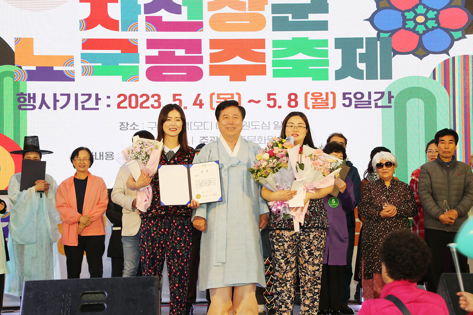 ▲다상을 수상한 나희영·김정남 씨.(사진 안동시청 제공)