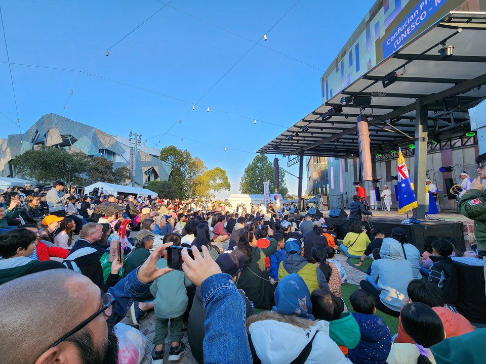▲호주 멜버른 페더레이션 광장에서 열린 안동 하회별신굿탈놀이 공연.(사진 안동시청 제공)