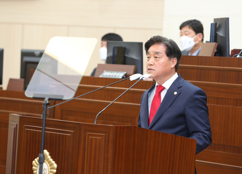 ▲안동시의회 권기윤 의원이 「국립안동대학교 의과대학 유치 지원 및 추진위원회 운영에 관한 조례(안)」를 대표 발의했다.(사진 안동시의회 제공)