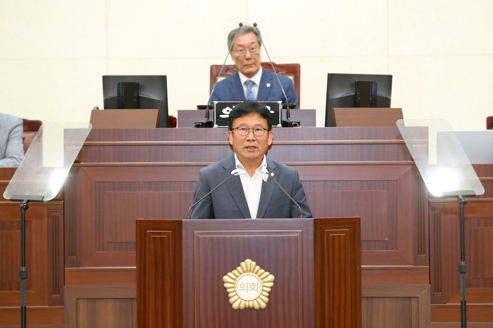 ▲안동시농수산물도매시장 운영에 관한 행정사무조사안를 발의한 김순중 의원.(사진 안동시의회 제공)