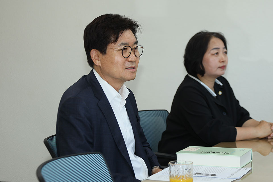 ▲신임 한희원 관장은 시민단체 면담에서 사퇴요구에 대해 "새겨 듣겠다", "제가 결정할 문제가 아니다"라고 답변했다.(사진 권기상 기자)
