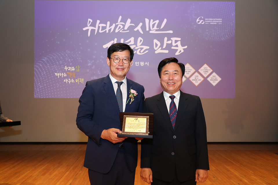 ▲권기창 안동시장이 이 부시장에게 공로패를 수여했다.(사진 안동시청 제공)