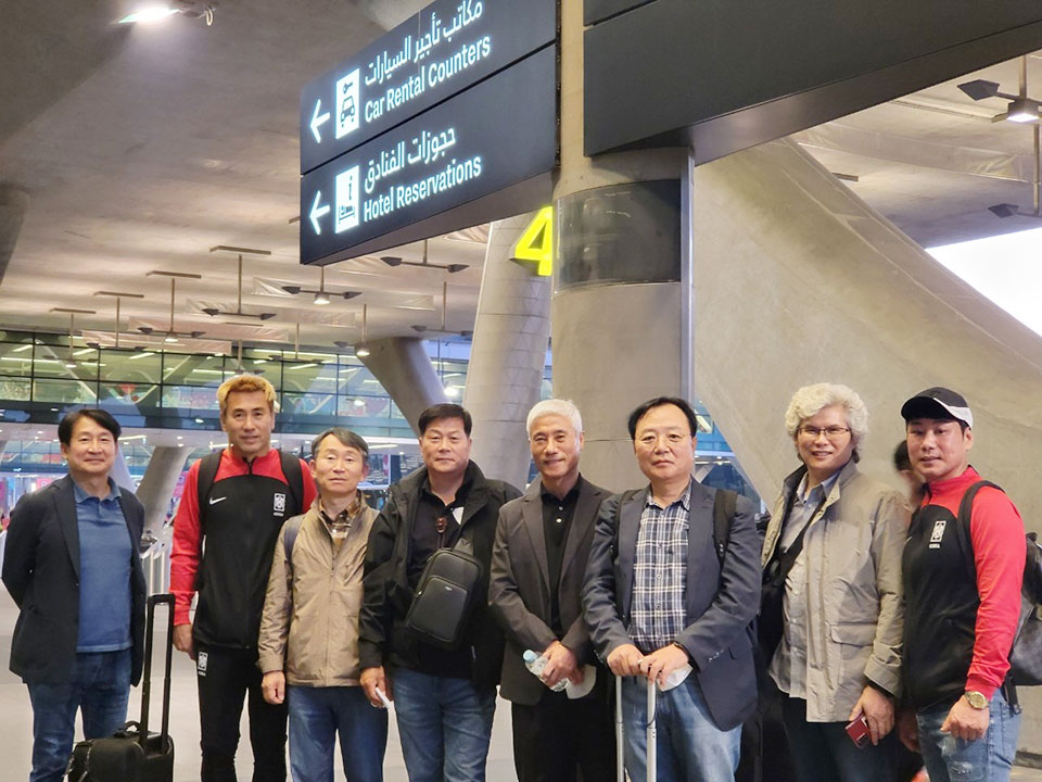 ▲카타르로 출국 전 기념 촬영 중인 참관단 일동과 함께.