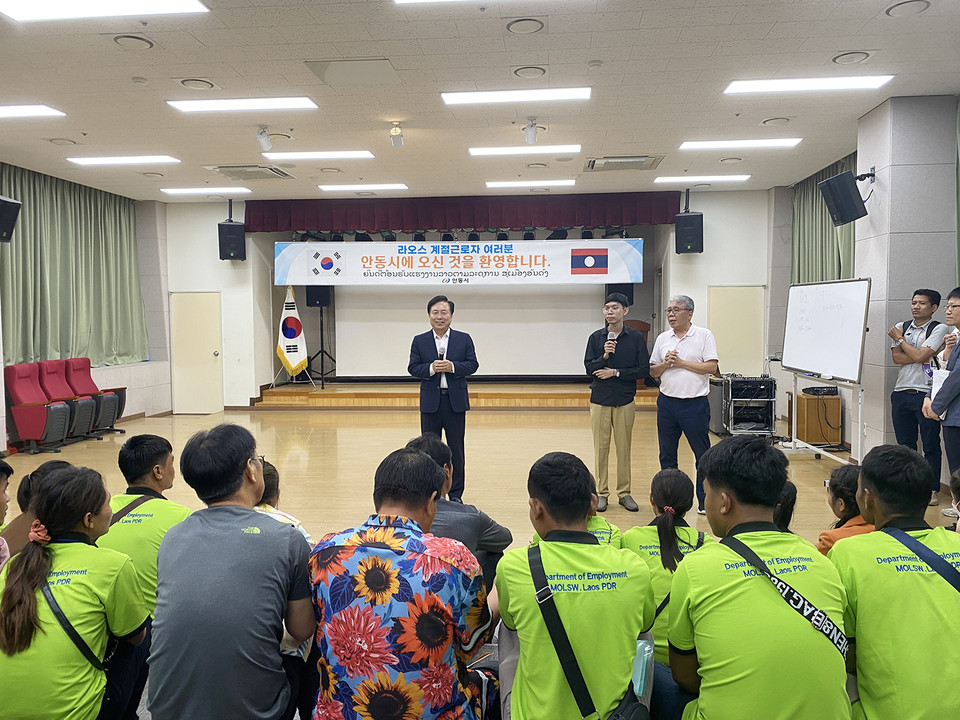 ▲ 외국인(라오스) 계절근로자가 지난 6일과 11일 양일에 걸쳐 90명이 추가로 입국했다.(사진 안동시청 제공)