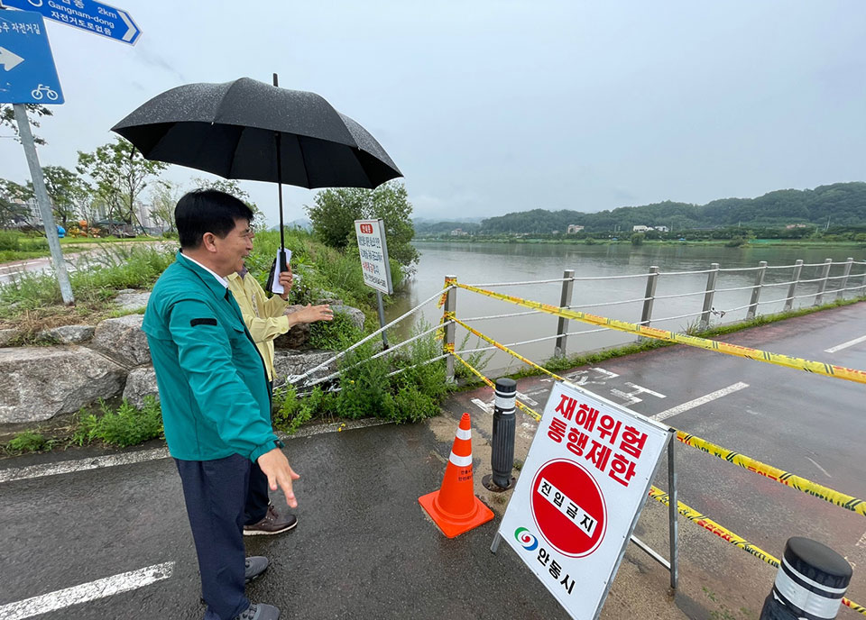 ▲신동보 안동시 부시장이 호우 대비 주요 취약지역 점검에 나섰다.(사진 안동시청 제공)