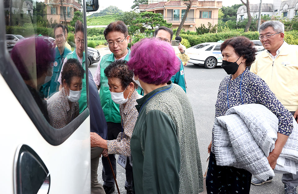 ▲집중호우 피해 주민들이 경북도립대 신축 기숙사인 미래관으로 이주하기 위해 버스에 오르고 있다.(사진 경북도청 제공)