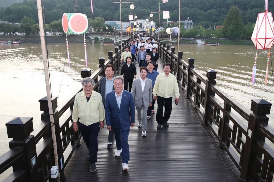 ▲안동시의회 의원들이 2023 안동 문화재야행(월영야행) 행사장을 방문했다.(사진 안동시의회 제공)