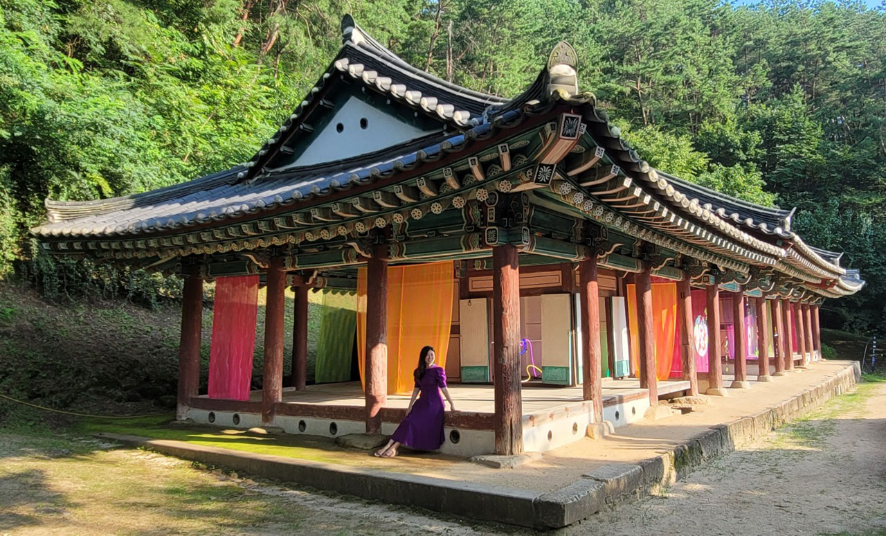 ▲국립안동대학교 미술학과 장지희 교수가 선성현객사에 전시한 선성현 아트하우스.(사진 안동대학교 제공)