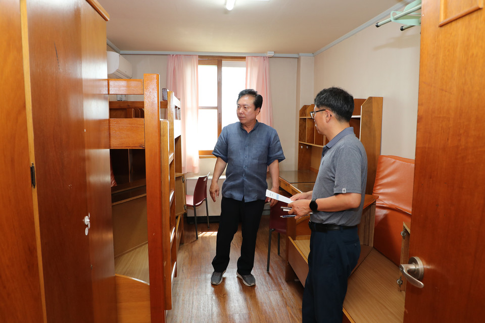 ▲권기창 안동시장이 가톨릭상지대학교 기숙사 시설을 점검하고 있다.(사진 안동시청 제공)