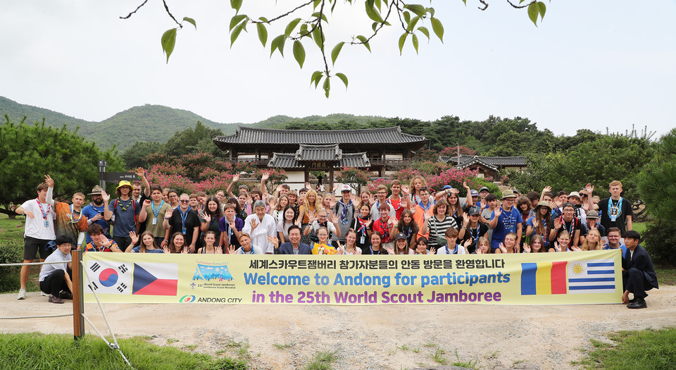 ▲2023 세계스카우트잼버리 대회에 참가한 3개국 135명의 대원이 13일 안동 병산서원과 하회마을을 탐방했다.(사진 안동시청 제공)