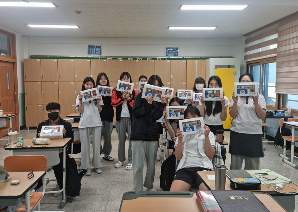 ▲영양군 관내 고등학교 고3 수험생들에게 '고3 수능응원키트'가 전달됐다.(사진 영양군청 제공)