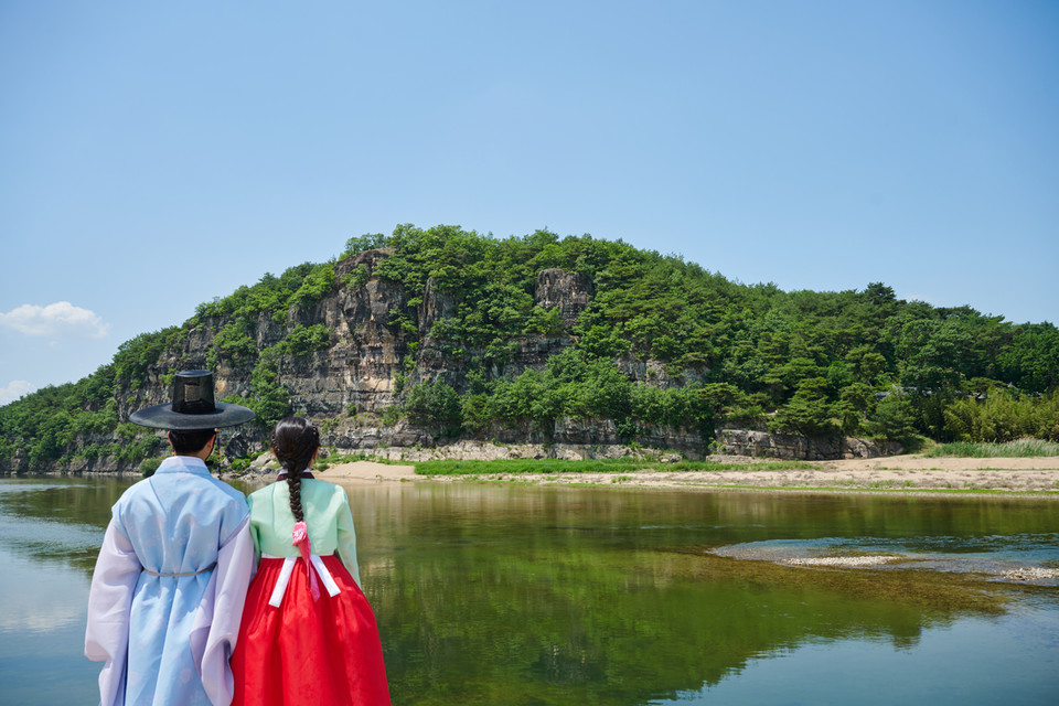 ▲하회마을에서 바라본 부용대.(사진 안동시청 제공)