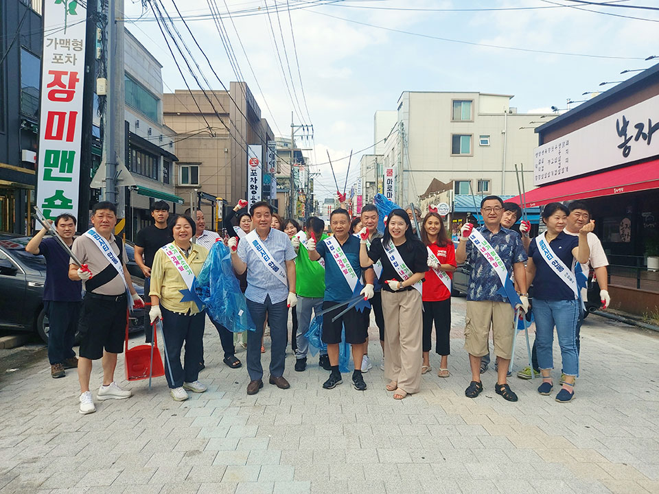 ▲옥동상인회원 30여 명이 옥동 상가거리 대청결운동을 펼쳤다.(사진 안동시청 제공)