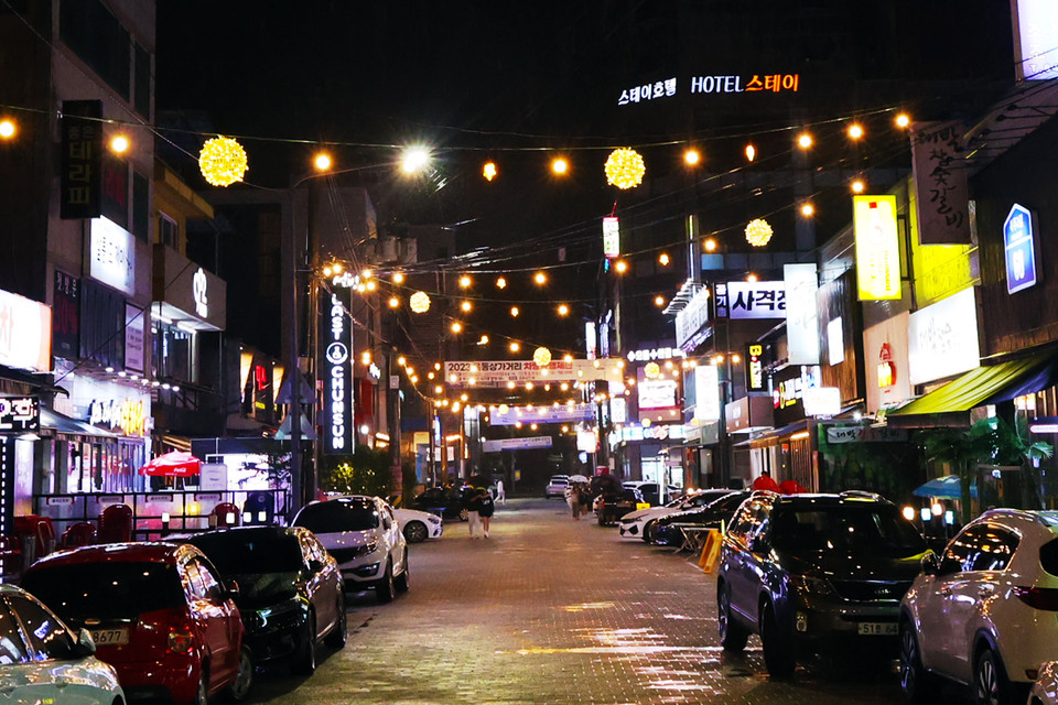 ▲야간 경관조명으로 불을 밝히는 옥동 상점가.(사진 안동시청 제공)