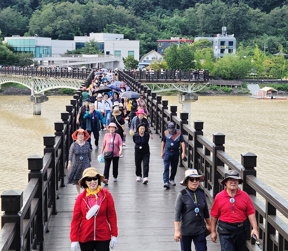 ▲월영교를 방문한 전라도 관광객 400여 명.(사진 안동시청 제공)