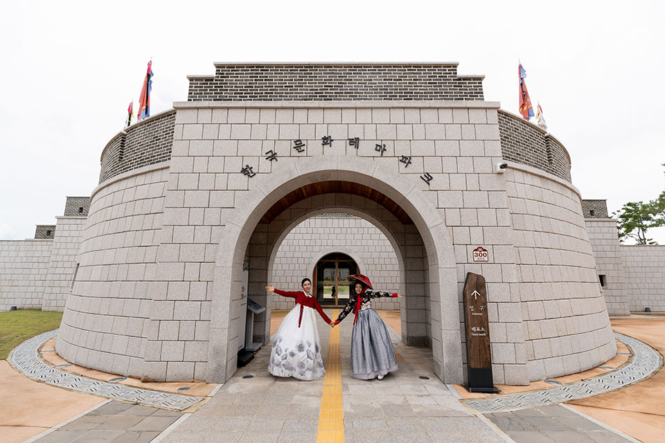 ▲한국문화테마파크에서 열린 제1회 한복 스냅사진 촬영회.(사진 안동시청 제공)