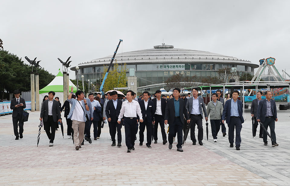 ▲안동시가 탈춤공원 일원에서 ‘페이퍼리스(paperless) 전략회의’를 열고 축제 준비상황을 점검했다.(사진 안동시청 제공)